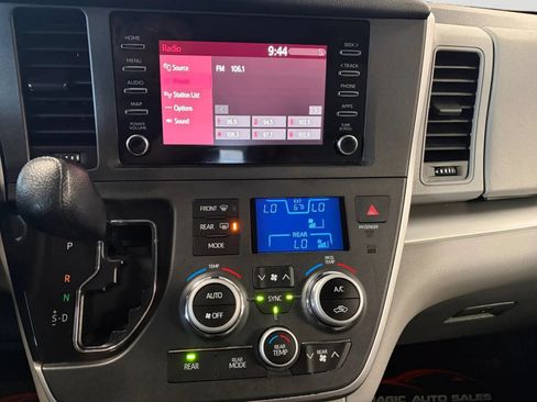 Used 2020 Toyota Sienna L FWD image 25