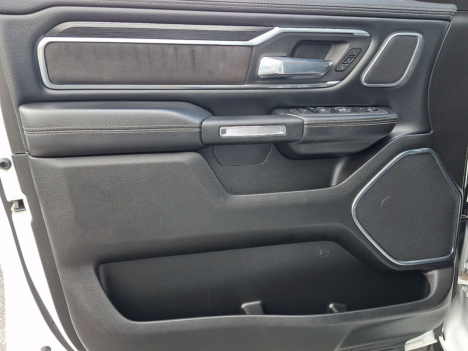 Used 2024 RAM 1500 Laramie AWD/4WD image 14