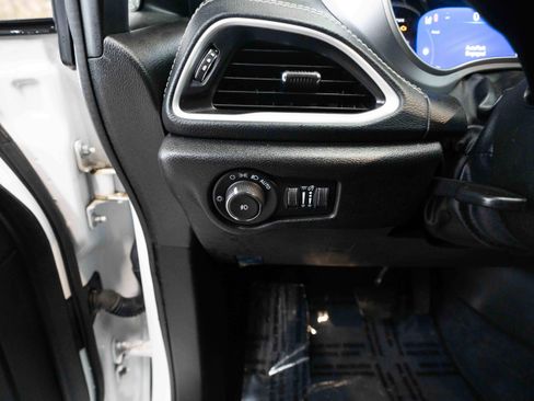 Used 2022 Chrysler Pacifica Touring-L w/ Uconnect Theater Family Group image 11