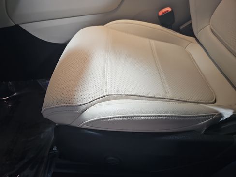 Used 2025 Mercedes-Benz GLC 300 4MATIC image 27