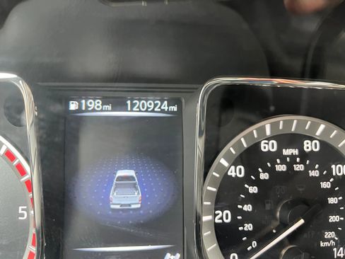 Used 2017 Nissan Titan SV image 18