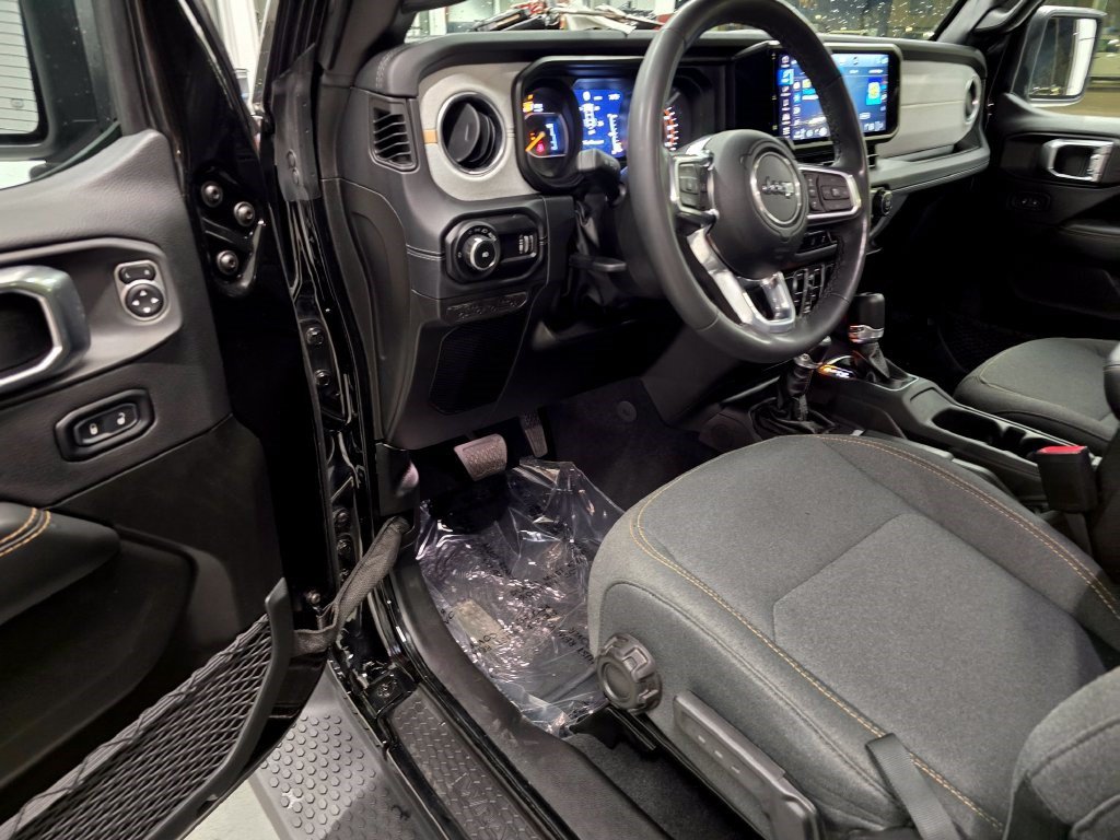 Used 2025 Jeep Wrangler Unlimited Sahara AWD/4WD image 15
