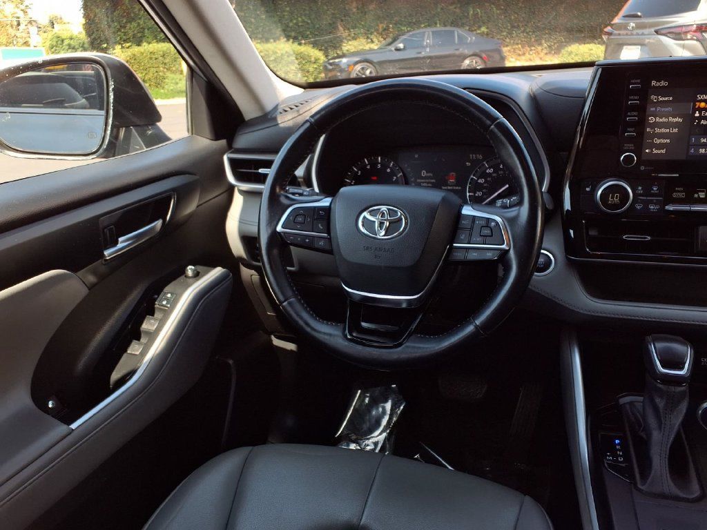 Used 2021 Toyota Highlander XLE FWD image 25