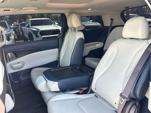 Used 2025 Kia Carnival SX Prestige FWD image 13