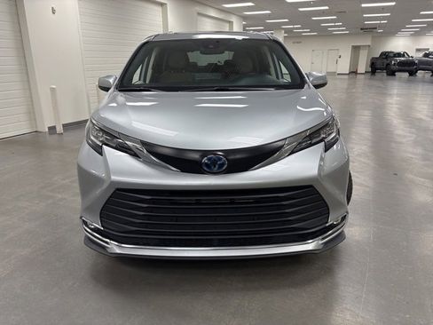 Used 2023 Toyota Sienna XLE image 2