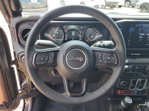 Used 2025 Jeep Wrangler Unlimited Rubicon AWD/4WD image 18