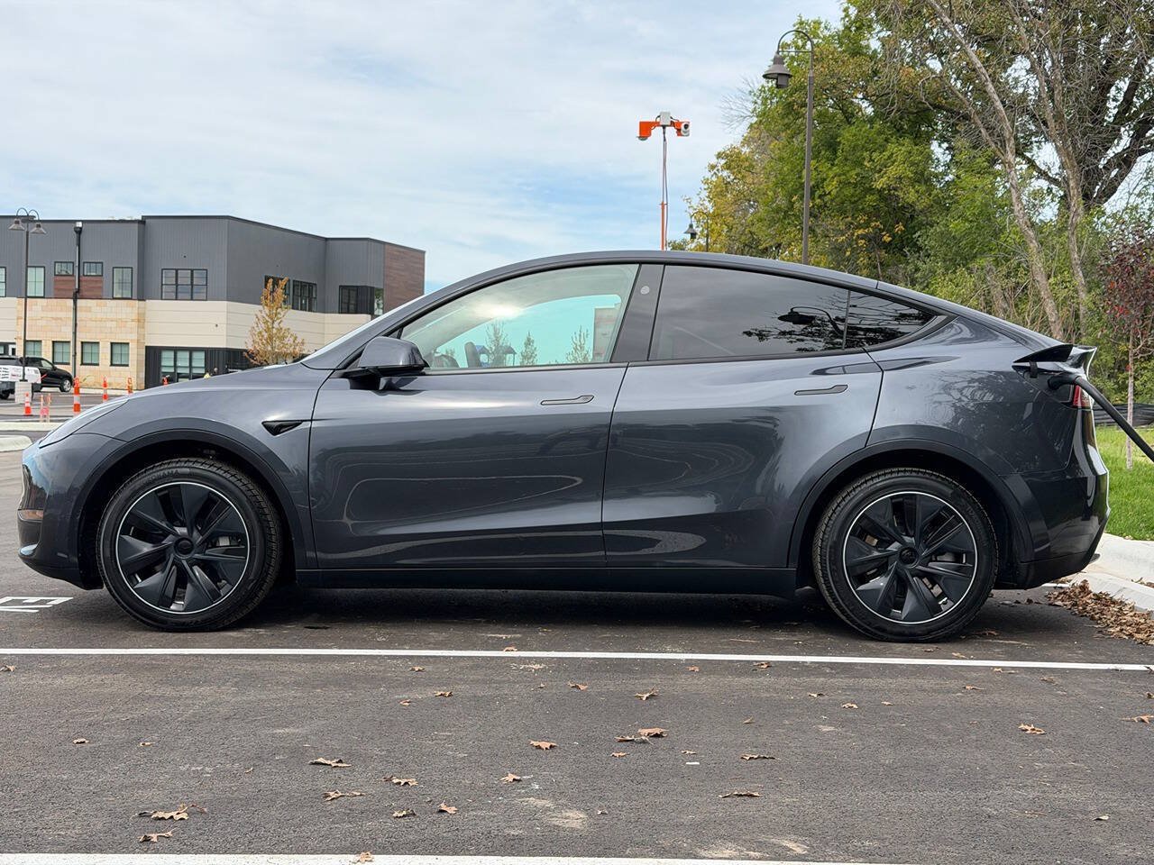 Used 2024 Tesla Model Y Long Range AWD/4WD image 2