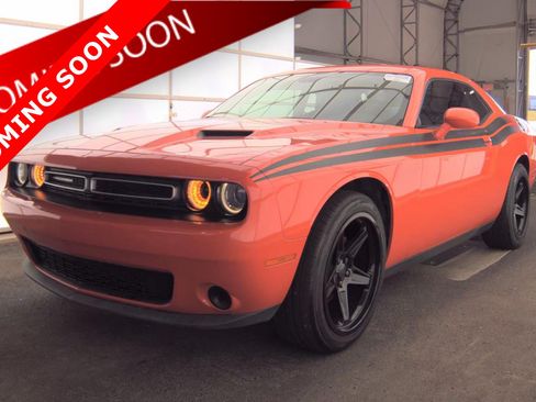 Used 2019 Dodge Challenger SXT RWD image 1