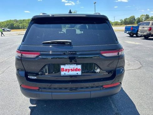 Used 2023 Jeep Grand Cherokee Altitude AWD/4WD image 4