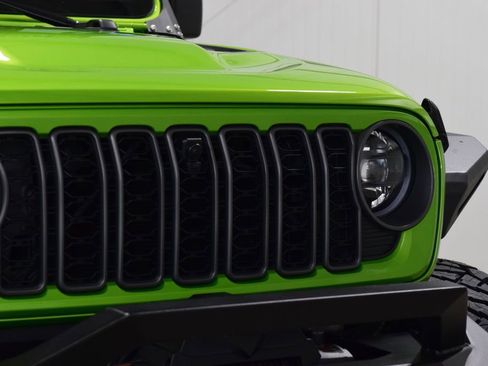 Used 2025 Jeep Gladiator Rubicon w/ Safety Group AWD/4WD image 9