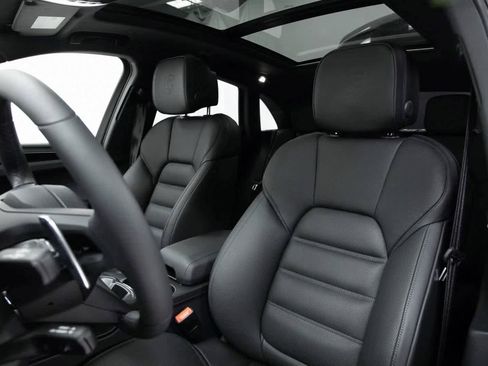 Certified 2025 Porsche Macan S image 5