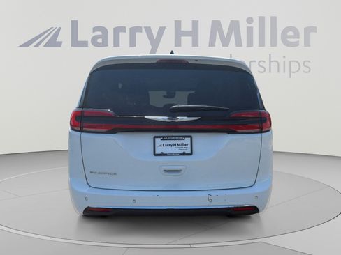 Used 2024 Chrysler Pacifica Touring-L FWD image 4