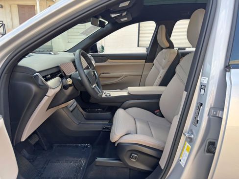 Used 2025 Volvo EX90 Ultra AWD/4WD image 16