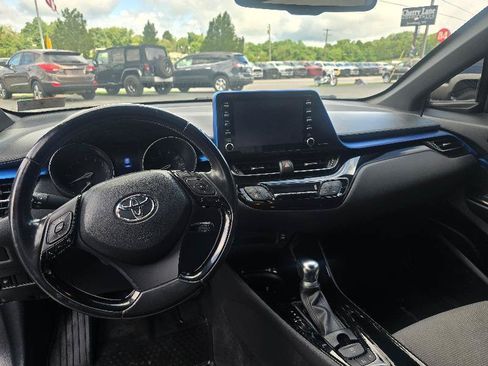Used 2019 Toyota C-HR XLE FWD image 5