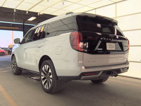 Used 2025 Ford Expedition Platinum w/ Driver's Package AWD/4WD image 4