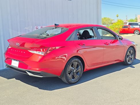 Used 2023 Hyundai Elantra SEL w/ Preferred Accessory Package FWD image 7