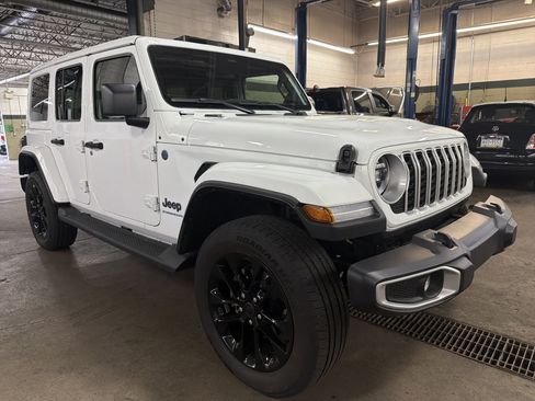 Certified 2025 Jeep Wrangler Unlimited Sahara AWD/4WD image 1