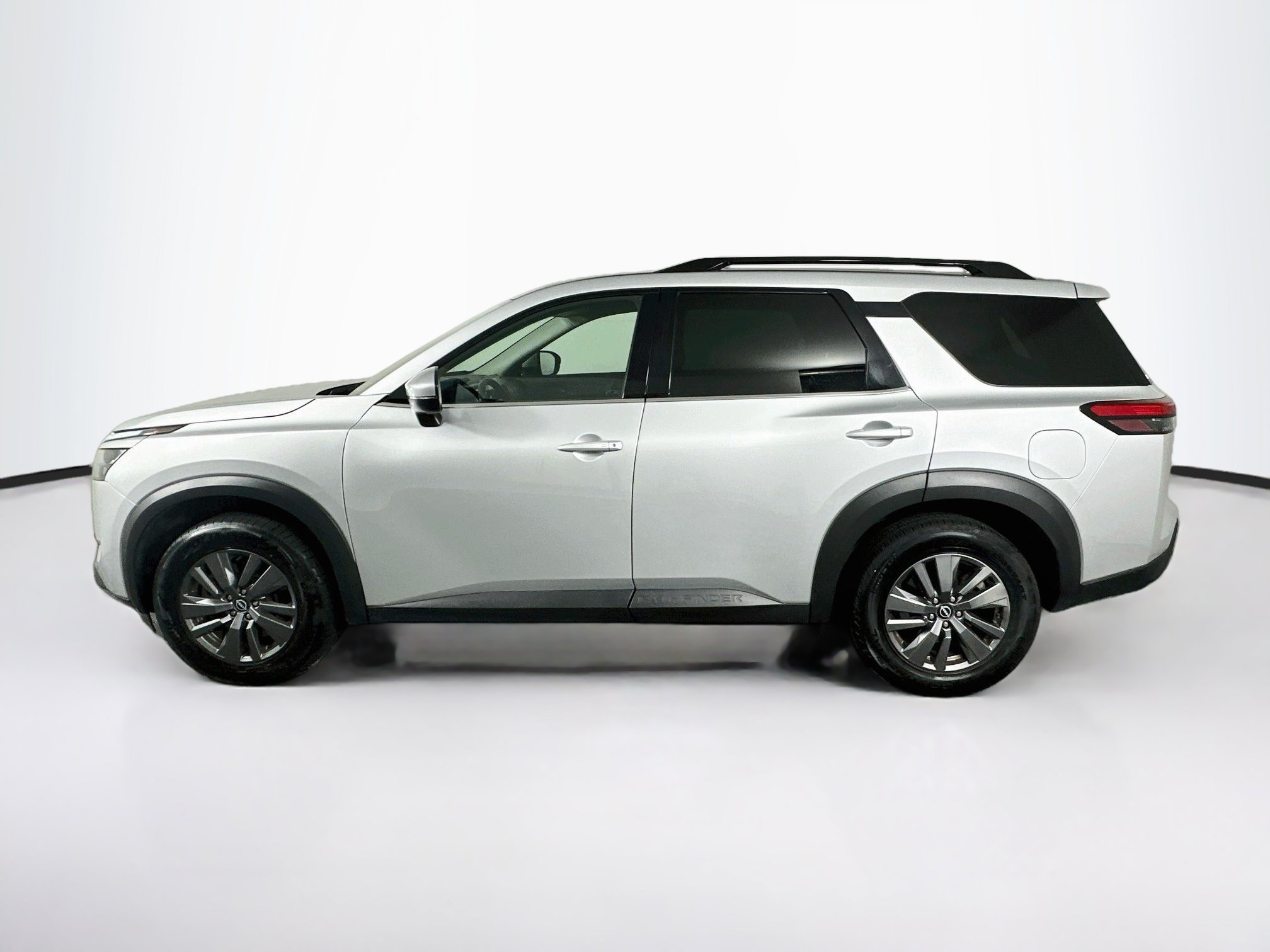 Used 2025 Nissan Pathfinder SV FWD image 4