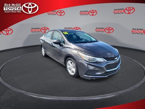 Used 2016 Chevrolet Cruze LT image 2