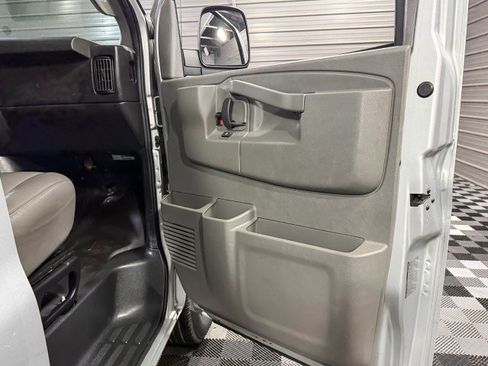 Used 2017 GMC Savana 3500 LS image 32