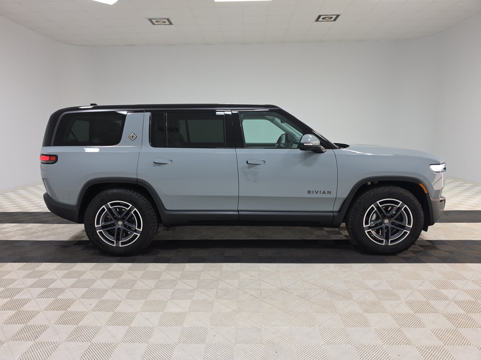 Used 2025 Rivian R1S Adventure Dual AWD/4WD image 6