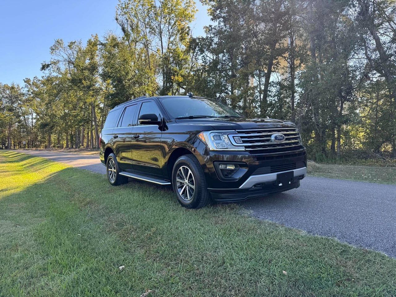 Used 2018 Ford Expedition XLT w/ Equipment Group 202A AWD/4WD image 2