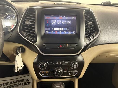 Used 2020 Jeep Cherokee Latitude w/ Advanced Safety Group FWD image 19