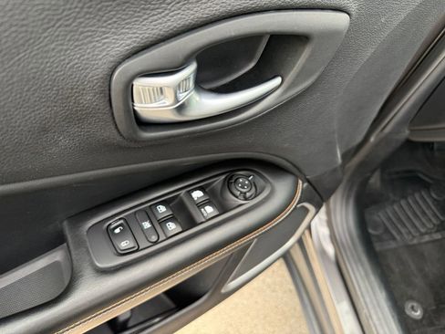 Used 2018 Jeep Compass Latitude w/ Popular Equipment Group FWD image 15