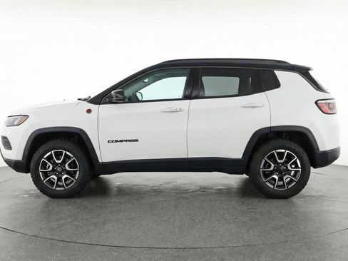 Used 2025 Jeep Compass Trailhawk image 5