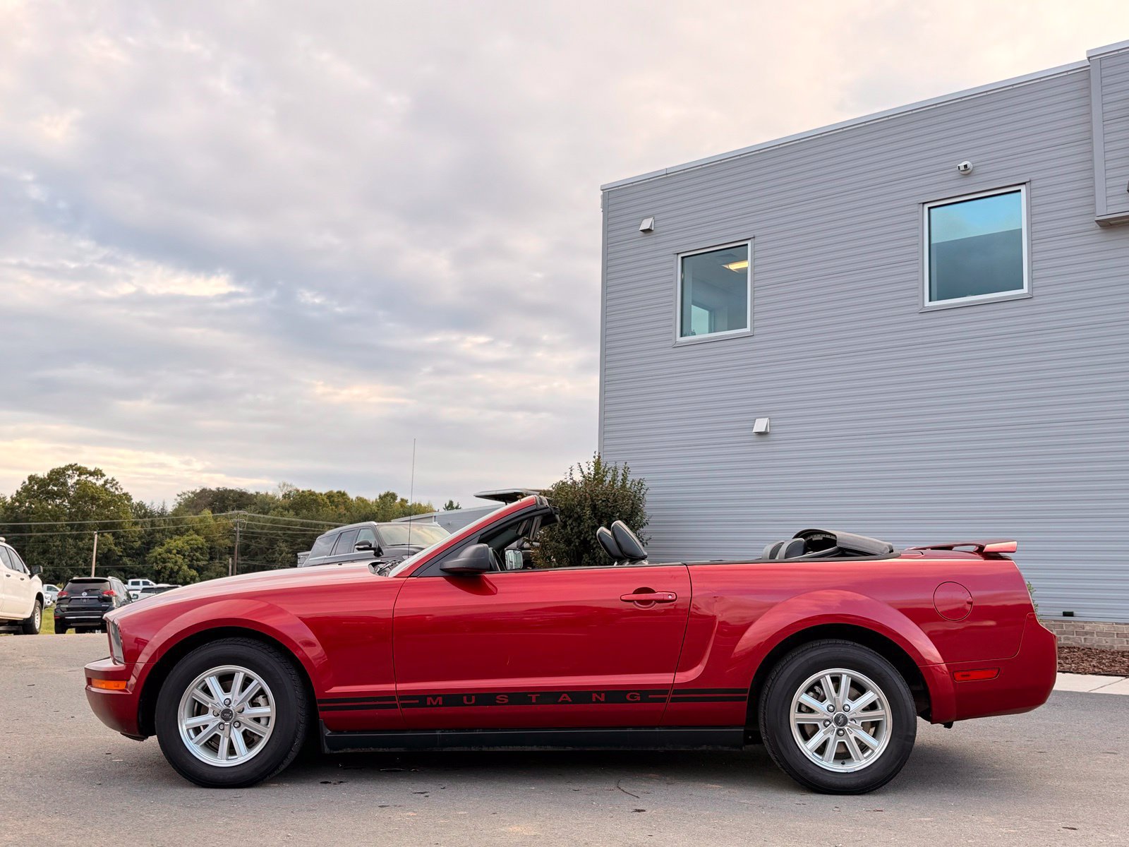 Used 2006 Ford Mustang Convertible RWD image 16