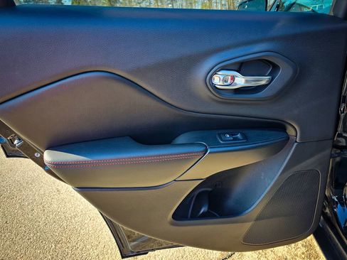 Used 2019 Jeep Cherokee Trailhawk w/ Cold Weather Group image 31