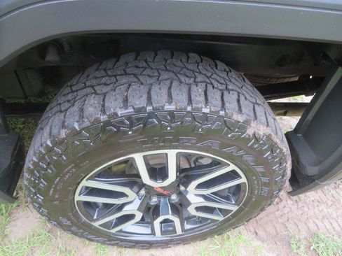 Used 2024 GMC Sierra 1500 AT4 w/ Technology Package AWD/4WD image 31