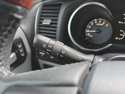 Used 2019 Toyota Sequoia Platinum image 28