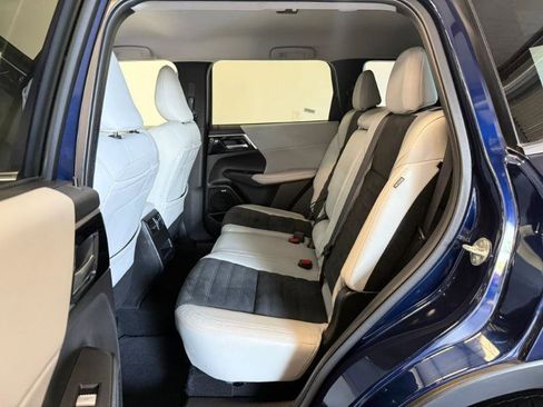 Used 2025 Mitsubishi Outlander SE FWD image 17