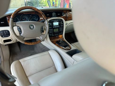 Used 2004 Jaguar XJ8 image 19