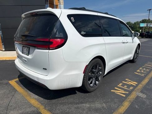 Used 2022 Chrysler Pacifica Touring-L w/ S Appearance Package AWD/4WD image 5