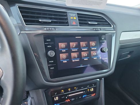 Certified 2022 Volkswagen Tiguan SE image 20