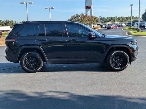 Used 2024 Jeep Grand Cherokee Altitude AWD/4WD image 3