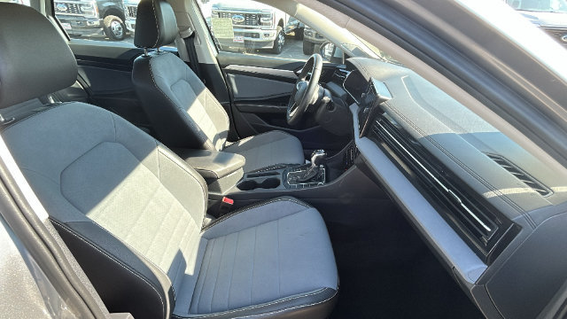 Used 2025 Volkswagen Jetta SE FWD image 11