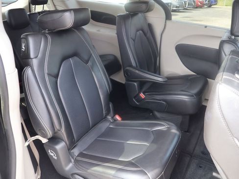 Used 2023 Chrysler Pacifica Touring-L image 14