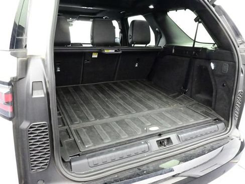 Used 2024 Land Rover Discovery Dynamic SE AWD/4WD image 14