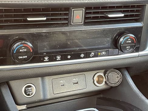 Used 2023 Nissan Rogue SV image 24