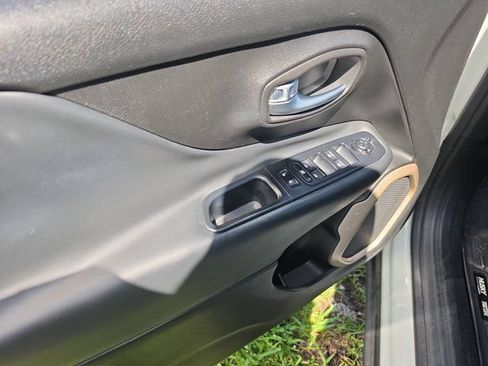 Used 2017 Jeep Renegade Limited FWD image 16