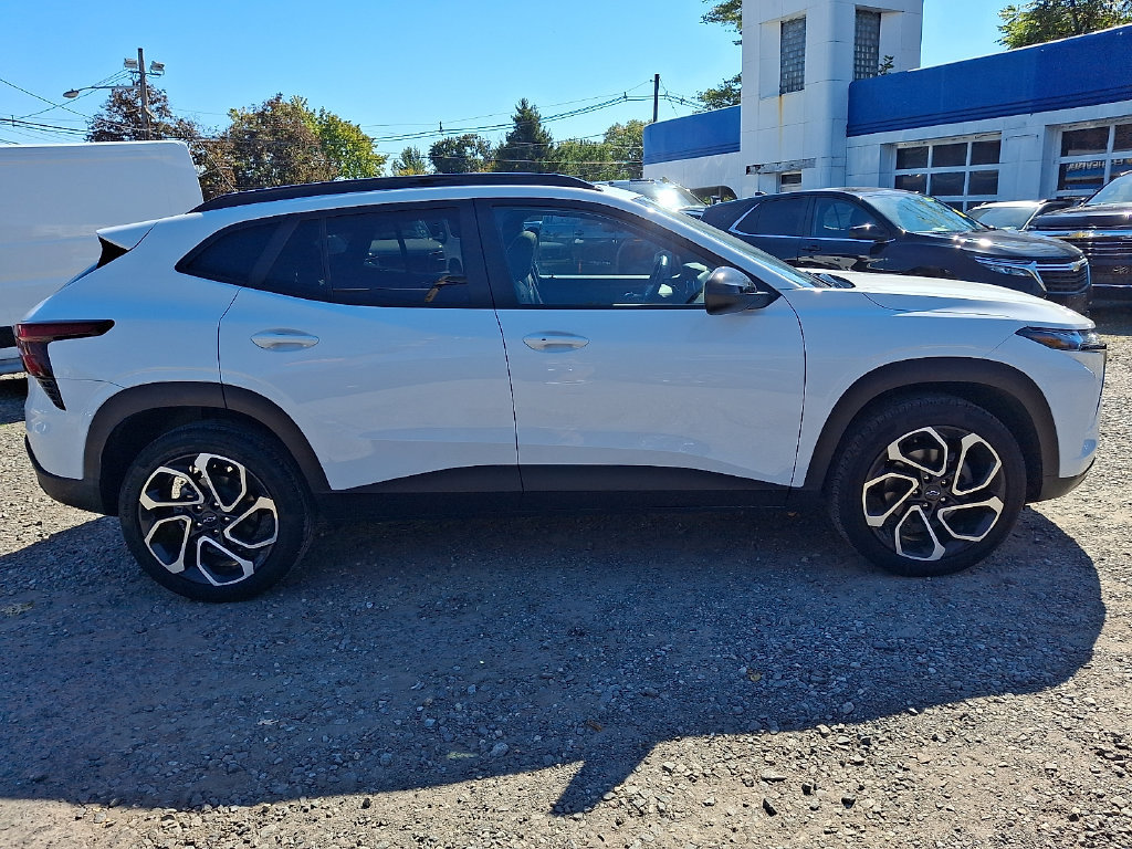 Used 2024 Chevrolet Trax RS w/ Sunroof Package FWD image 9