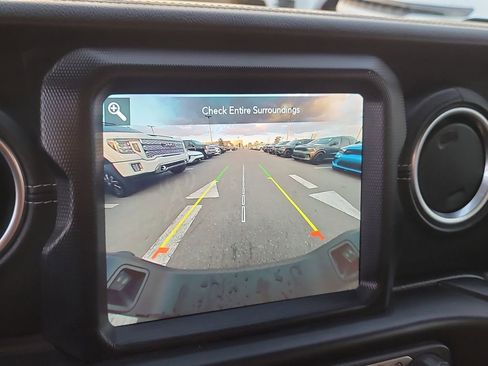 Certified 2021 Jeep Gladiator Overland w/ Popular Equipment Package AWD/4WD image 25