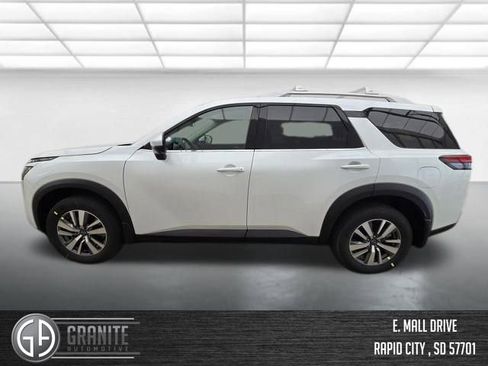 New 2025 Nissan Pathfinder SL image 2