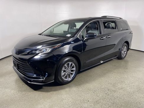Certified 2023 Toyota Sienna XLE image 7