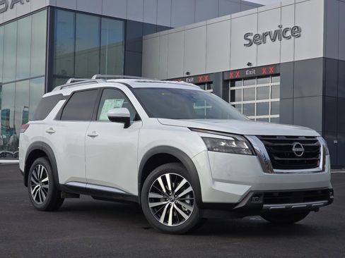 New 2025 Nissan Pathfinder Platinum image 2