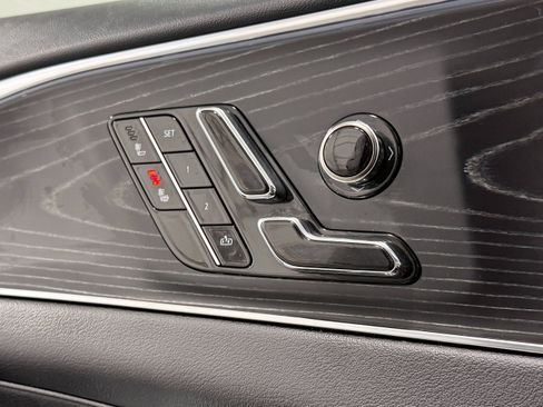 Used 2024 Cadillac Lyriq Luxury AWD/4WD image 12