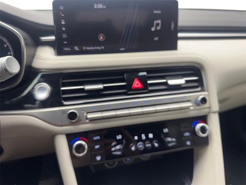 Used 2025 Genesis G70 2.5T image 61